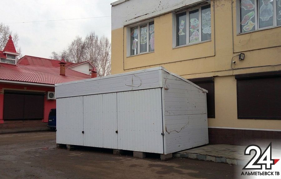 В Альметьевске продолжают искать владельца незаконно установленного павильона