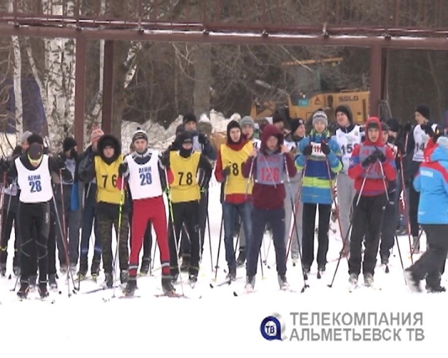 В Альметьевске студенты вышли на лыжню