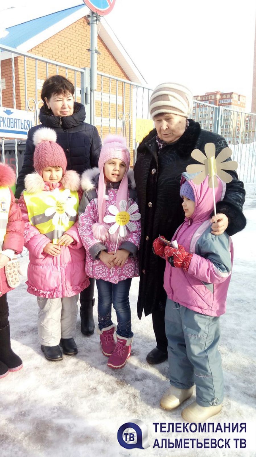 Альметьевск – здесь и сейчас: в детских садах проходит акция «Цветы для автоледи»