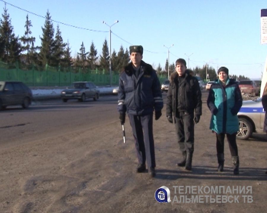 Судебные приставы и сотрудники ГИБДД Альметьевска выявляют должников прямо на дороге