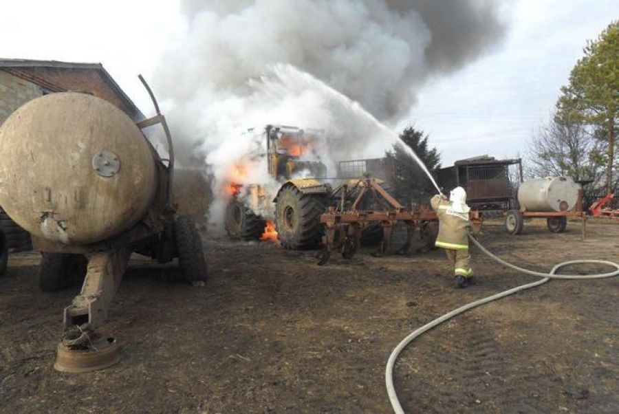 В Татарстане загорелся трактор