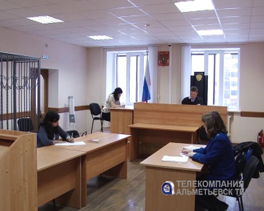В Альметьевске руководитель салона сотовой связи брал кредиты по чужим паспортам