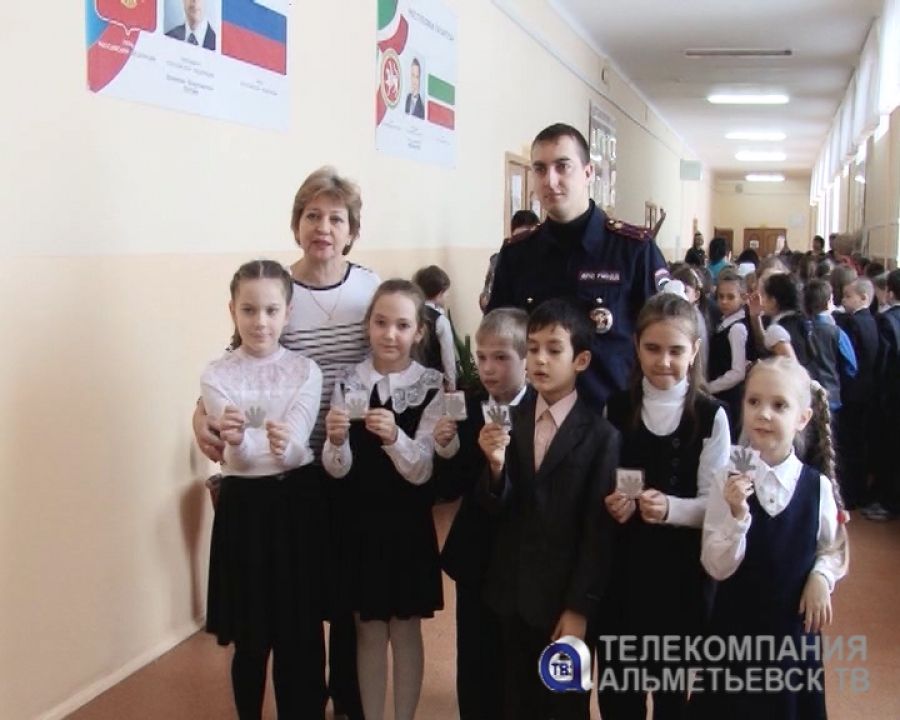 Альметьевским школьникам дарят светоотражающие фликеры