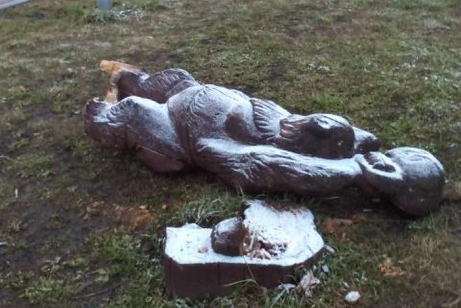В Альметьевске вандалы сломали фигуры на каскаде прудов