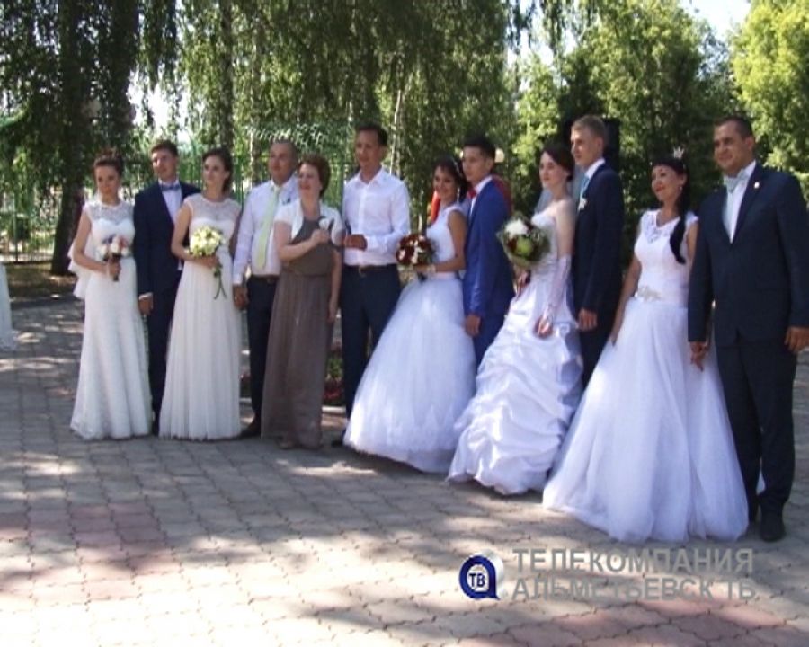 В День семьи, любви и верности в Альметьевске чествовали многодетные семьи юбиляров