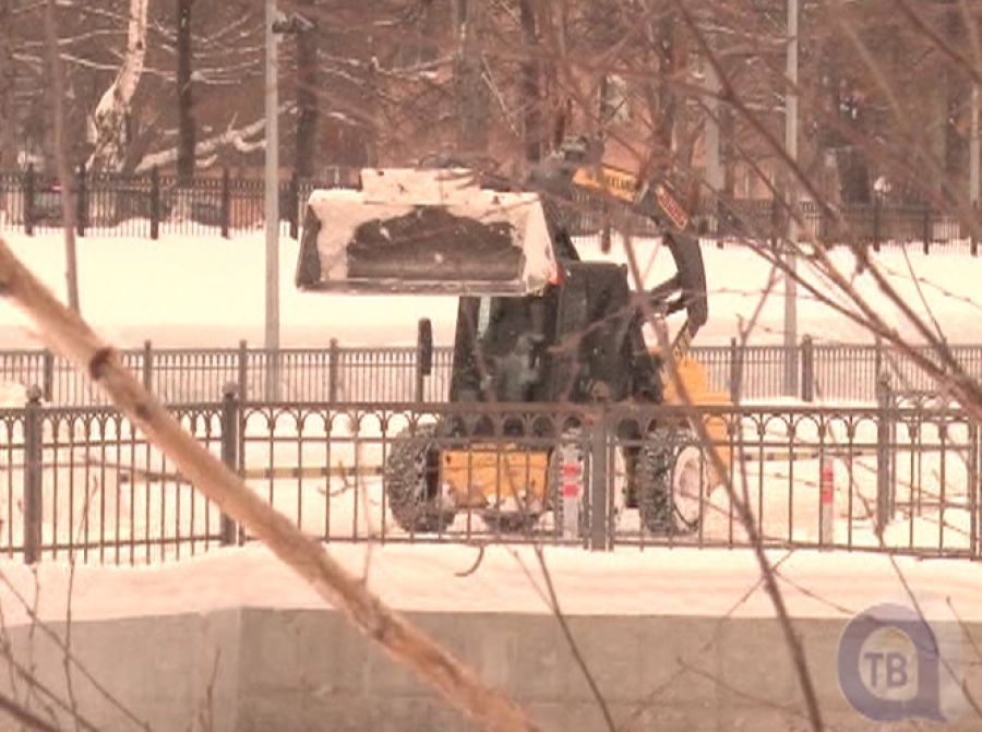 Уборке снега в Альметьевске мешают припаркованные автомобили