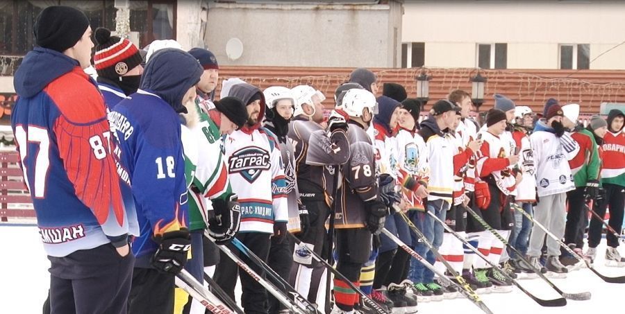 Альметьевск здесь и сейчас: на катке проходит хоккейный турнир «Red Bull. Шлем и краги»