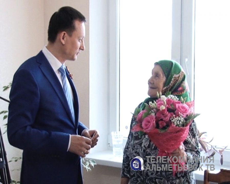 Поздравления от главы Альметьевского района Айрата Хайруллина принимала труженица тыла и вдова фронтовика 