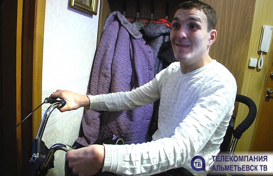 Глава Альметьевского района подарил ортопедический велосипед парню с ограниченными возможностями 