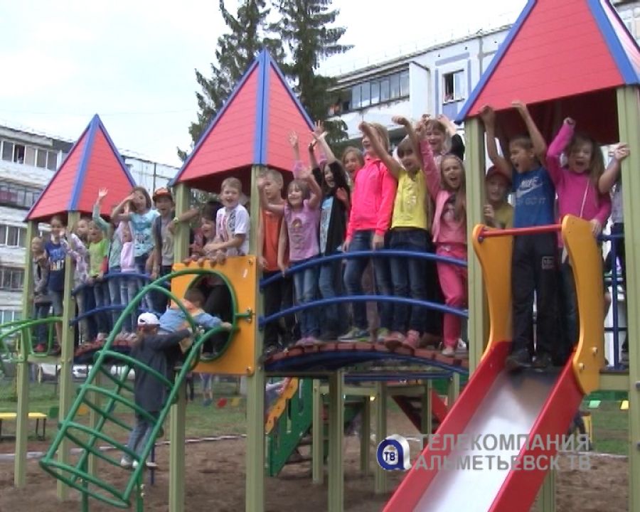 В Альметьевске открылась еще одна детская площадка