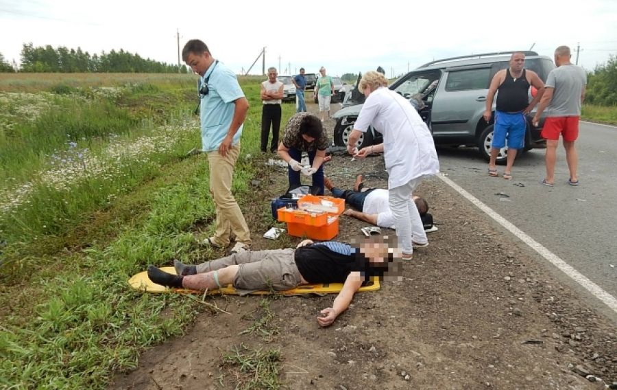 Спасатели извлекли из разбитых авто водителей, попавших в ДТП под Альметьевском