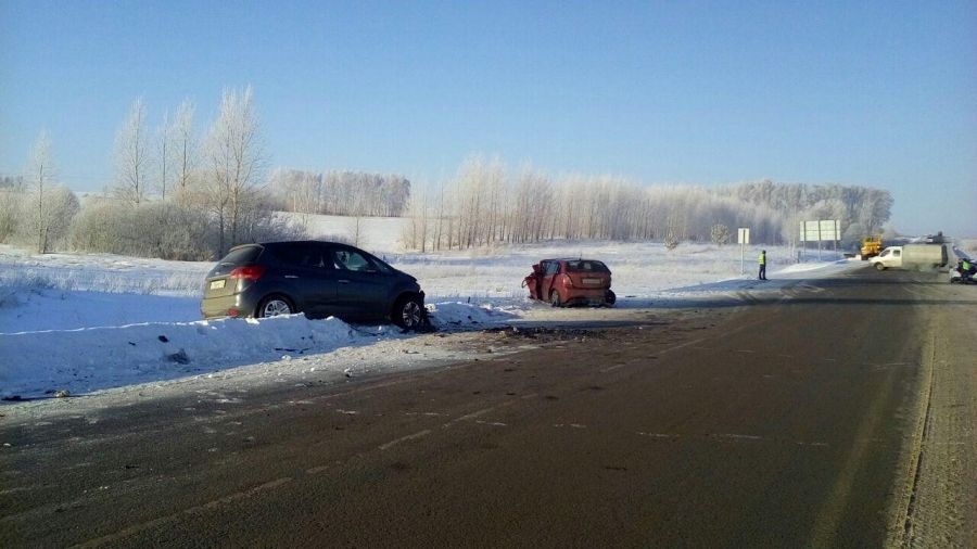 Два автомобиля Киа столкнулись в Альметьевском районе