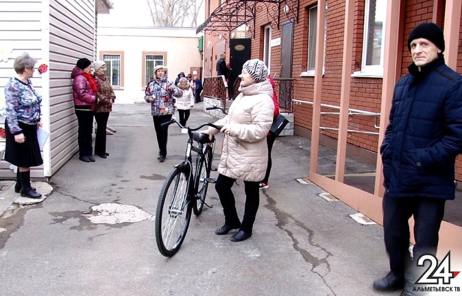 Бесплатные велосипеды – пенсионерам: альметьевцам преподнесли полезный подарок