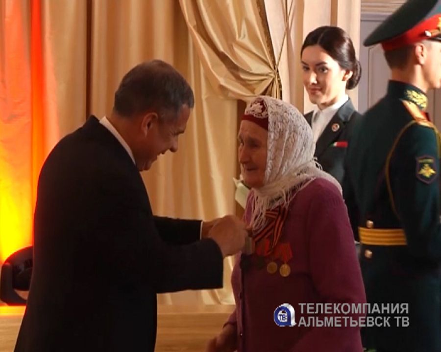 17 ветеранов из разных районов Татарстана получили юбилейную медаль из рук Рустама Минниханова