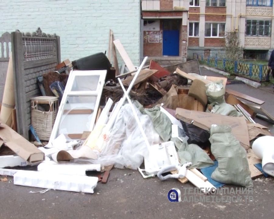 Почему в некоторых дворах Альметьевска скапливаются горы крупногабаритного мусора