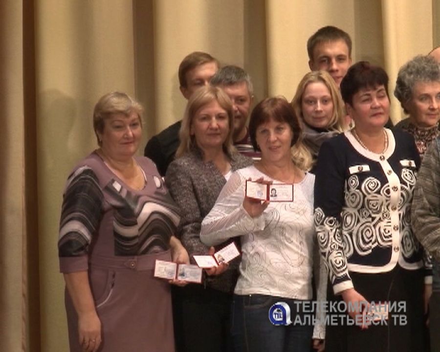 Народным дружинникам в Альметьевске вручили удостоверения