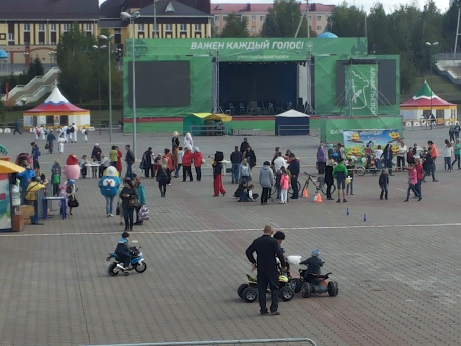 В Альметьевске на площади ДК «Нефтьче» стартовала праздничная программа