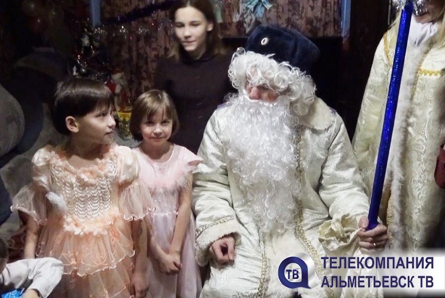 Полицейский Дед Мороз пришел в гости к многодетной семье в Альметьевске
