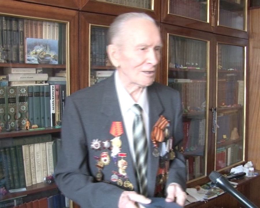 Альметьевский ветеран Великой Отечественной войны Раис Хузин принимает поздравления