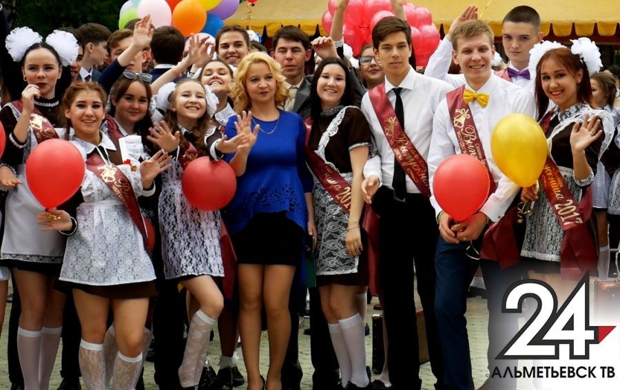 Сотни выпускников вышли на массовый флешмоб в Альметьевске 