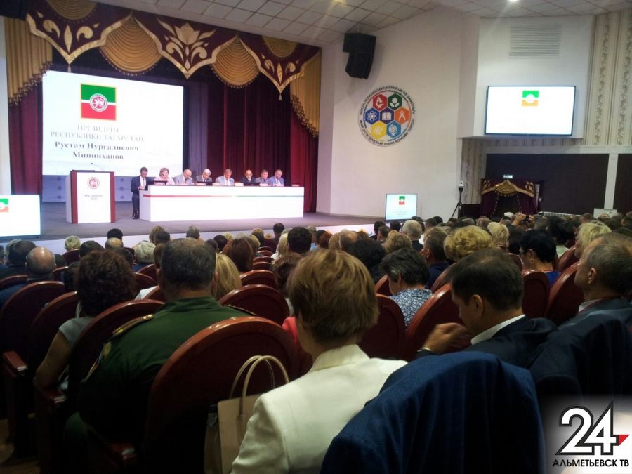 В Муслюмово проходит пленарное заседание августовского совещания работников образования