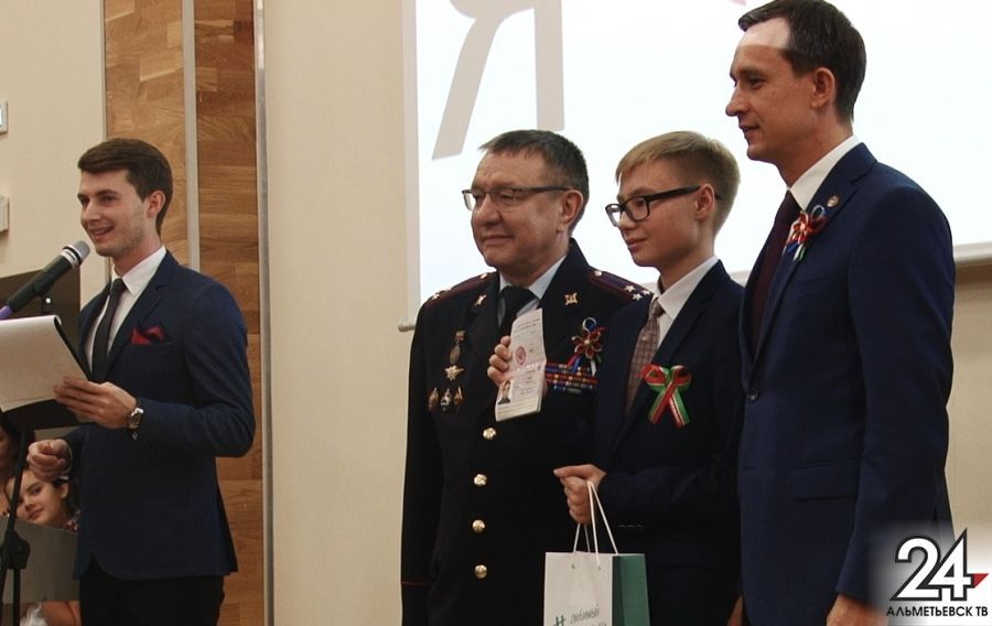 31 альметьевский школьник получил паспорт из рук главы района 