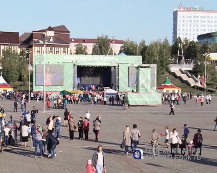 Центром народных гуляний в Альметьевске в день выборов стала площадь Нефтяников