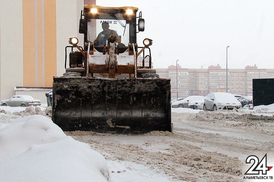 Ночью на региональных дорогах Татарстана работали 265 единиц снегоуборочной техники