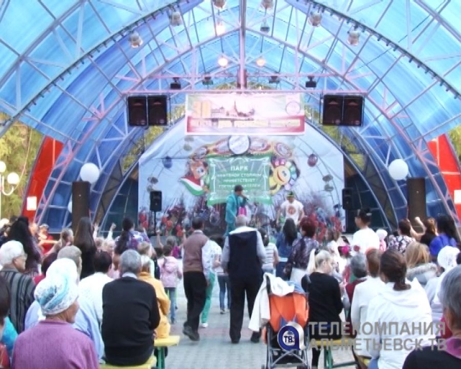 Популярный татарстанский певец Мунир Рахмаев поздравил альметьевцев с Днем республики