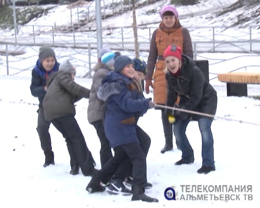 Отсутствие снега не помешало альметьевским школьникам устроить настоящие зимние забавы