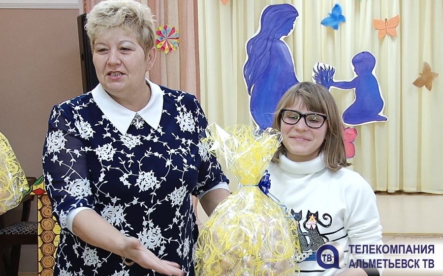 Женщины-депутаты пришли с подарками в Альметьевский детский дом