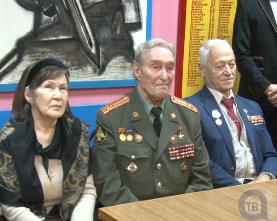 Герой Советского Союза Борис Кузнецов встретился с учениками русскоакташской школы
