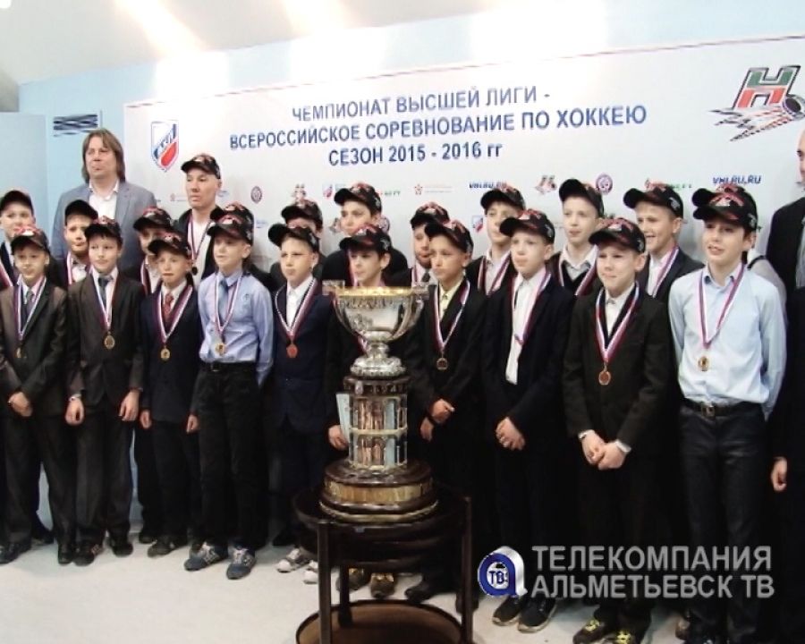 Во Дворце спорта «Юбилейный» чествовали юных хоккеистов Альметьевска