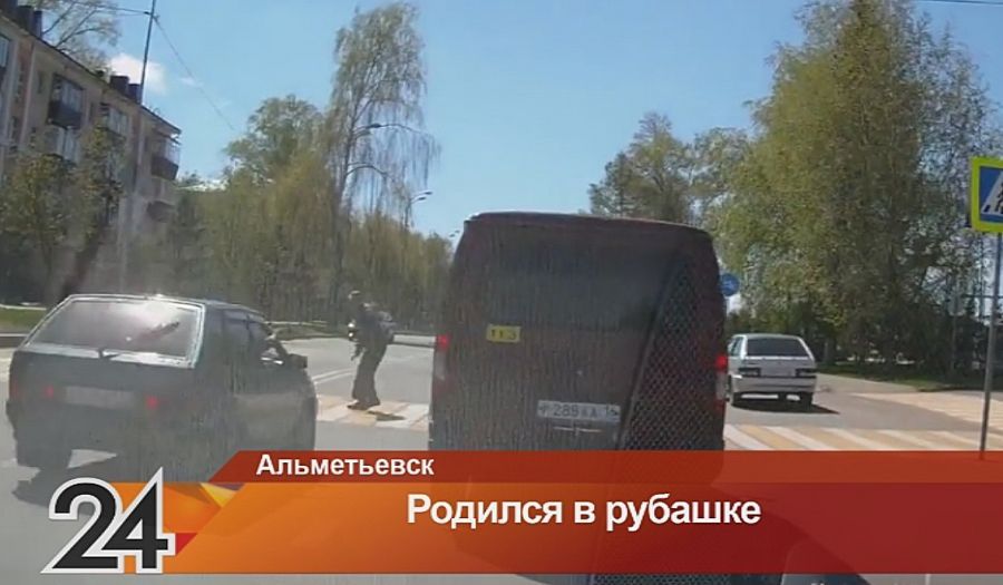 Автомобиль едва не сбил пешехода в Альметьевске
