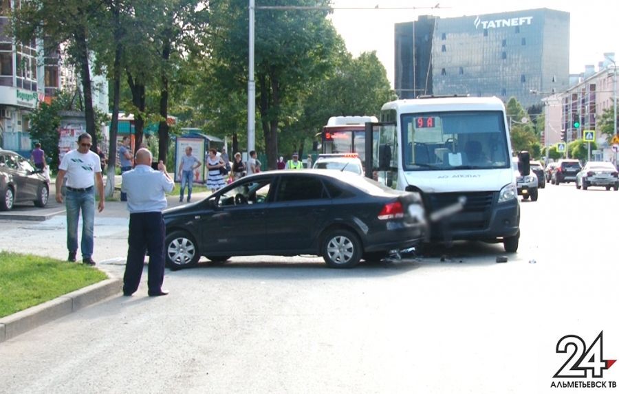 В центре Альметьевска микроавтобус с пассажирами попал в аварию 