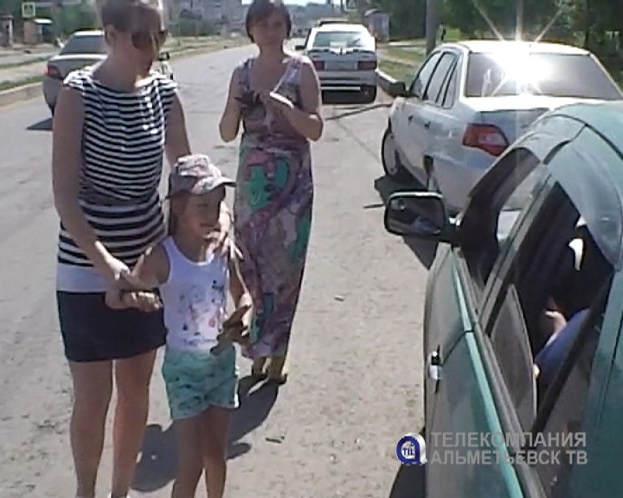 Альметьевские водители в День защиты детей получили подарки от сотрудников ГИБДД и малышей