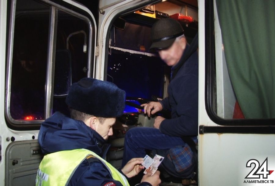  Альметьевские автоинспекторы проверили автобусы и большегрузы