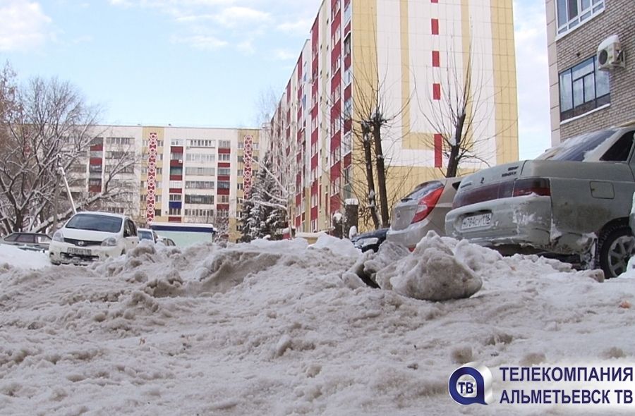 Уборка снега продолжается во дворах Альметьевска