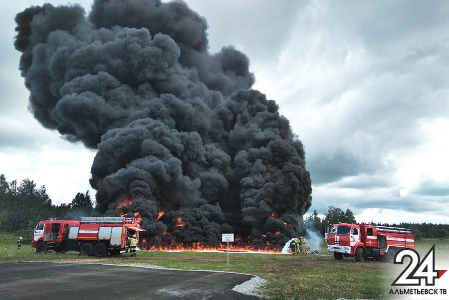 Альметьевские пожарные потушили горящий резервуар с нефтью за считанные минуты
