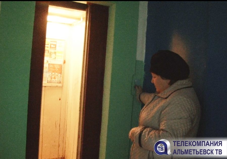 То работает, то не работает – жалуются на лифт жители Альметьевска