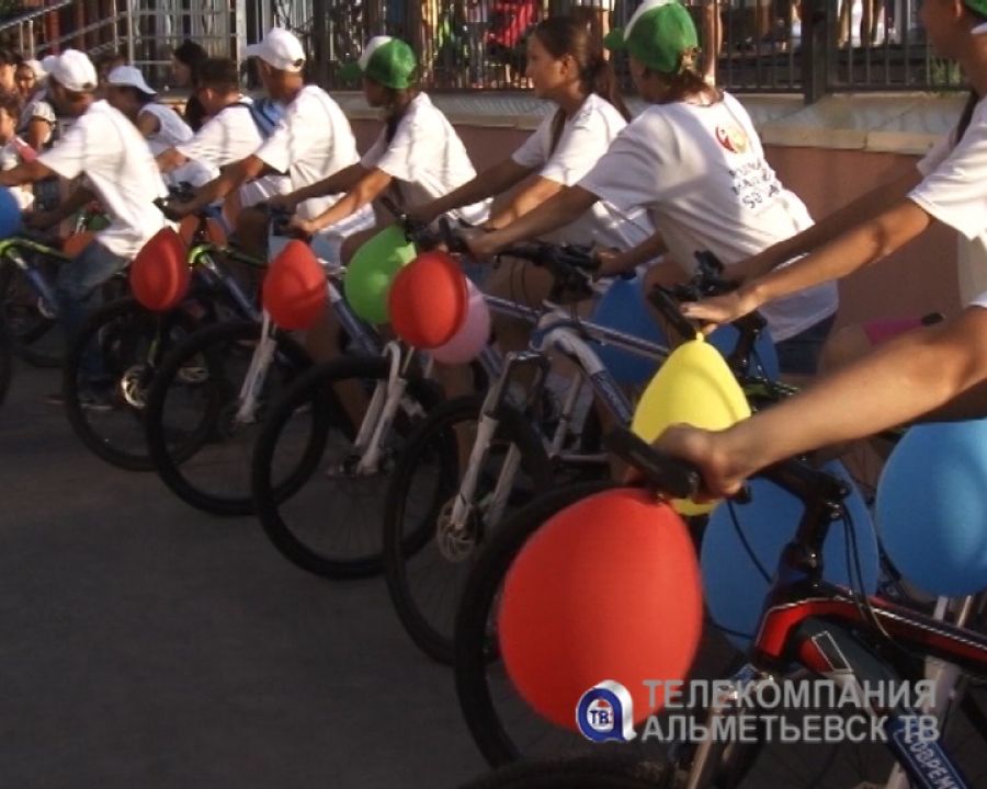 Строители подарили школьникам Альметьевска велосипеды