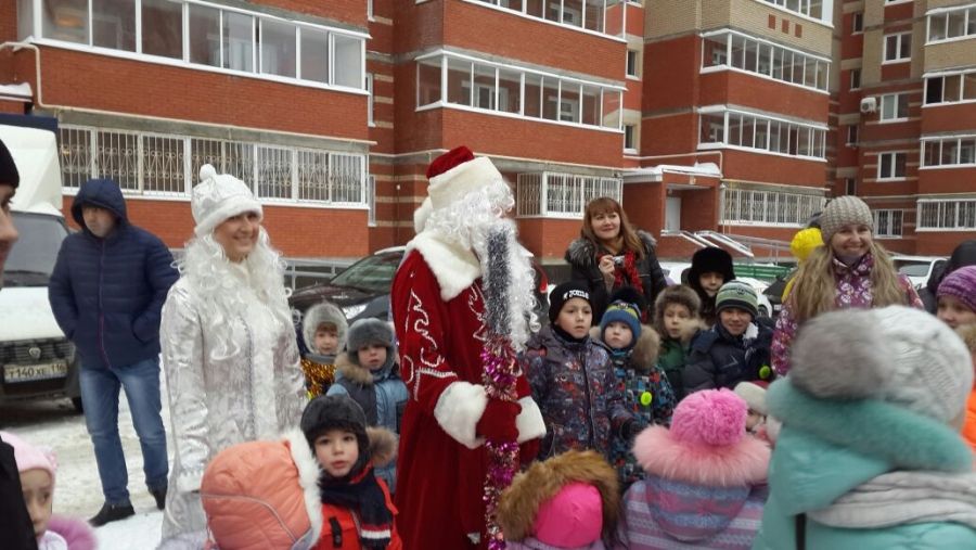Жители Альметьевска сами поставили во дворе елку и провели новогодний утренник