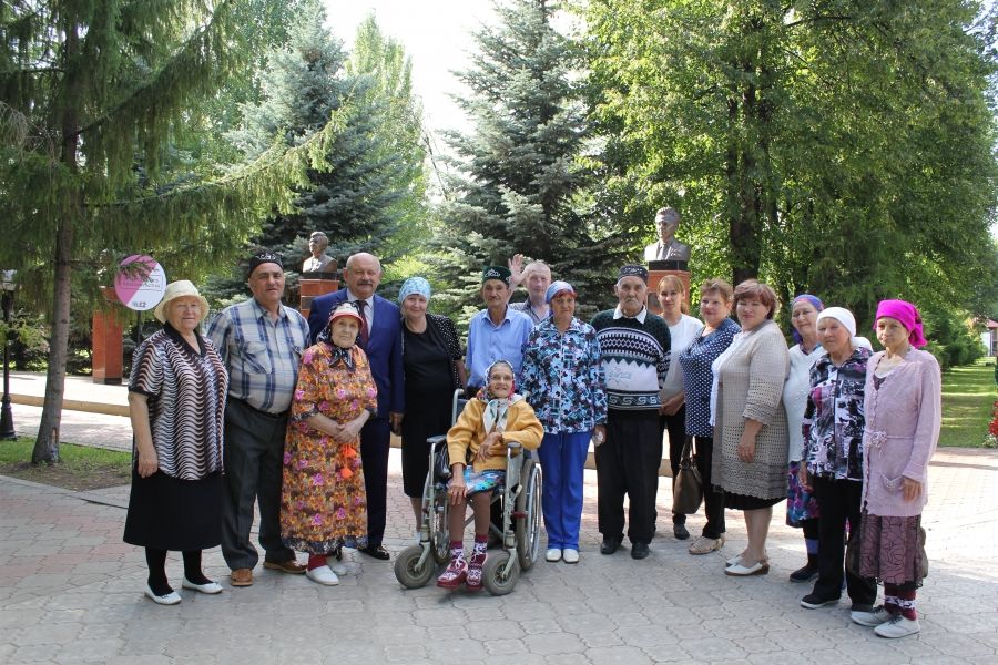 На экскурсии в Альметьевске побывали гости из Дома для престарелых