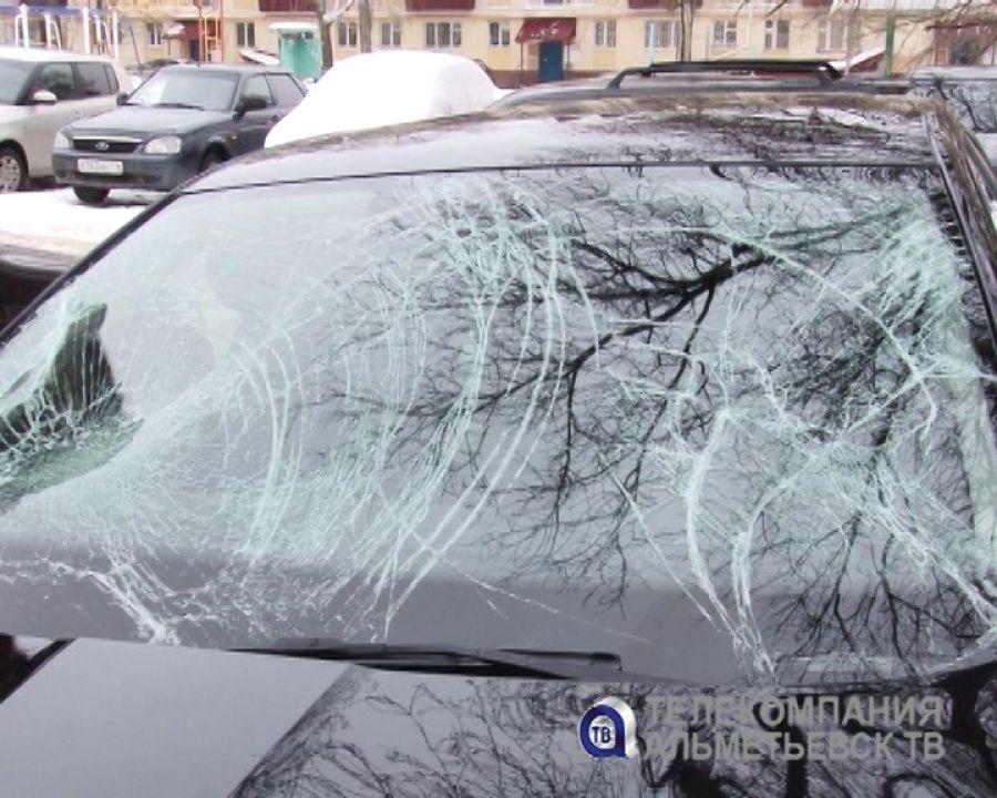На автомобиль жителя Альметьевска рухнула снежная глыба