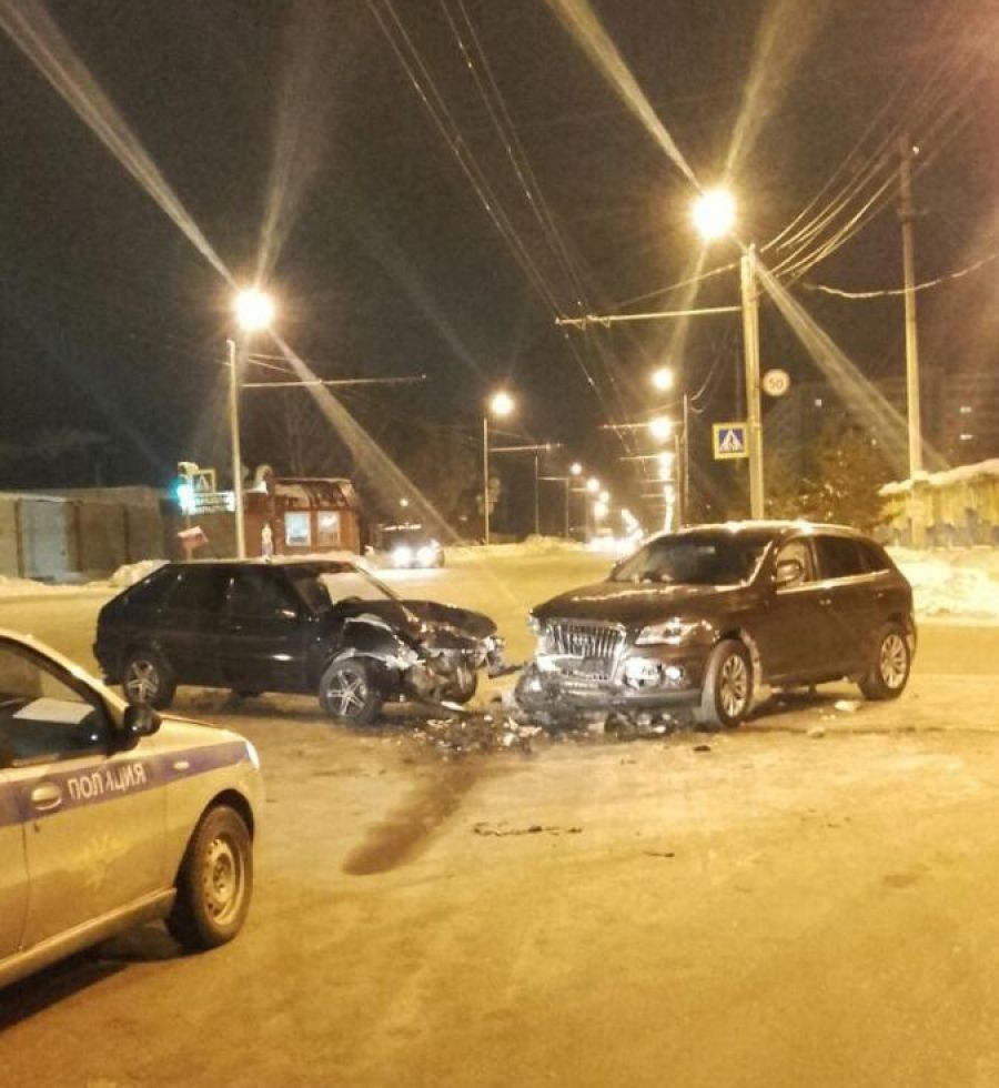 В Альметьевске столкнулись два автомобиля - AUDI Q5 и ВАЗ 211440