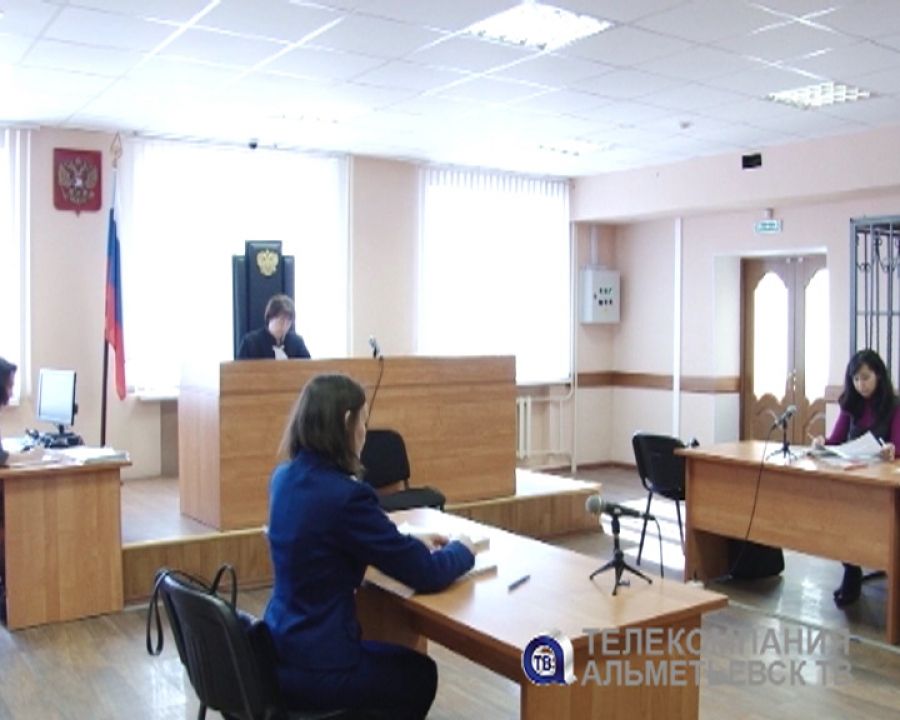 Двое жителей Альметьевска предстали перед судом за незаконный сбыт алкоголя 