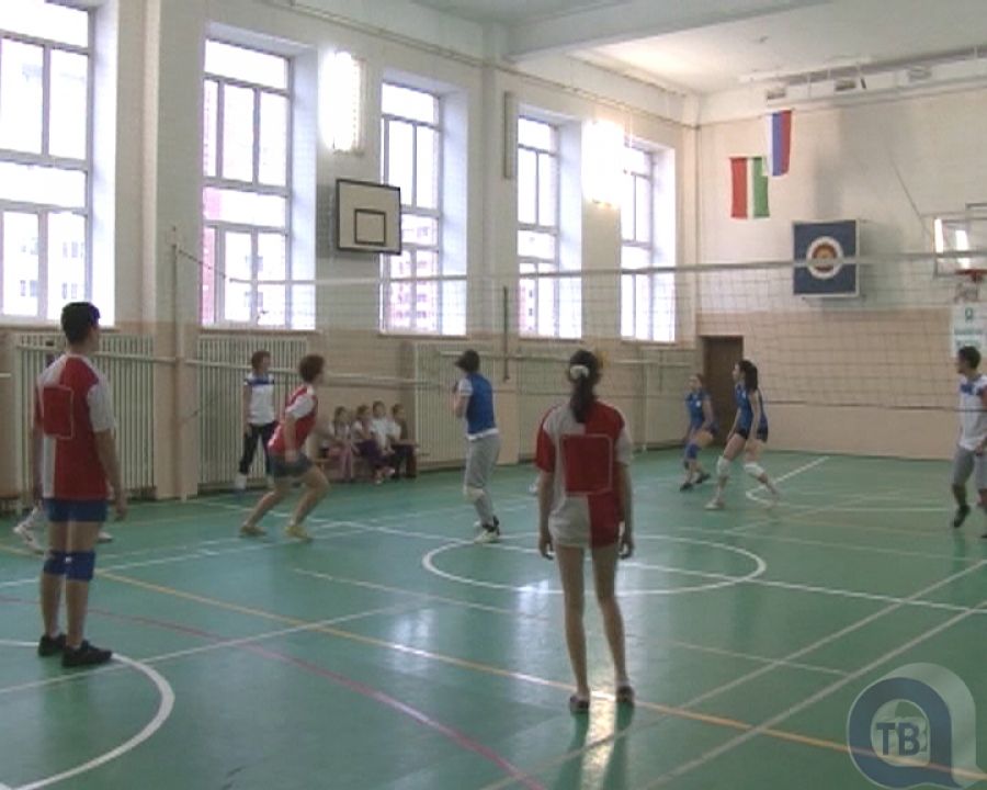 Волейбол против наркотиков: ученики и педагоги двух альметьевских школ провели товарищескую встречу