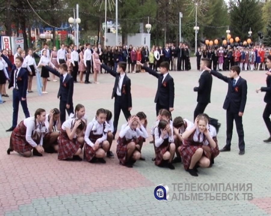 Ко дню Победы альметьевские школьники провели танцевальный флешмоб