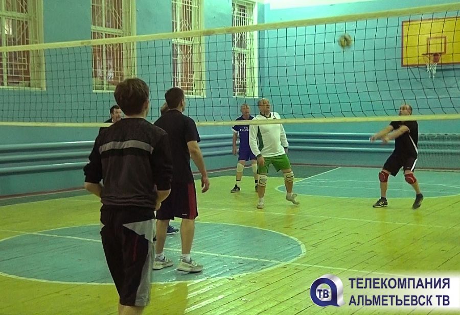 Ветераны МВД сыграли в волейбол со студентами Альметьевска