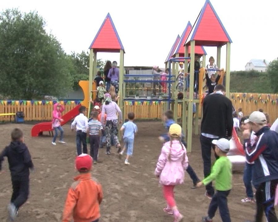 В селе Абдрахманово Альметьевского района открылась детская площадка